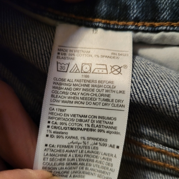 Old Navy Boyfriend Distressed Mid-Rise Jean's, sz 12, NWOT - Picture 6 of 6